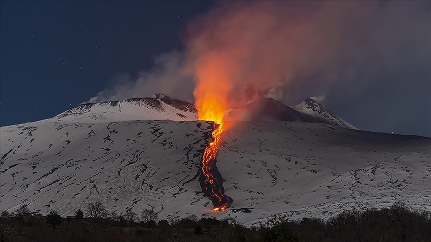 İtalya'da Etna Yanardağı'nın kül püskürtmesi hava ulaşımında aksaklıklara yol açtı