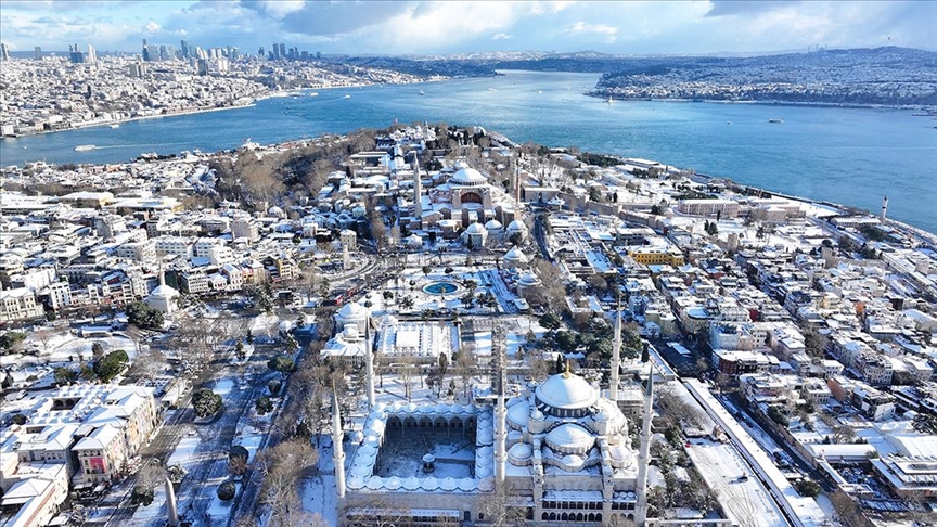 İstanbul'da kar yağışı aralıklarla sürüyor