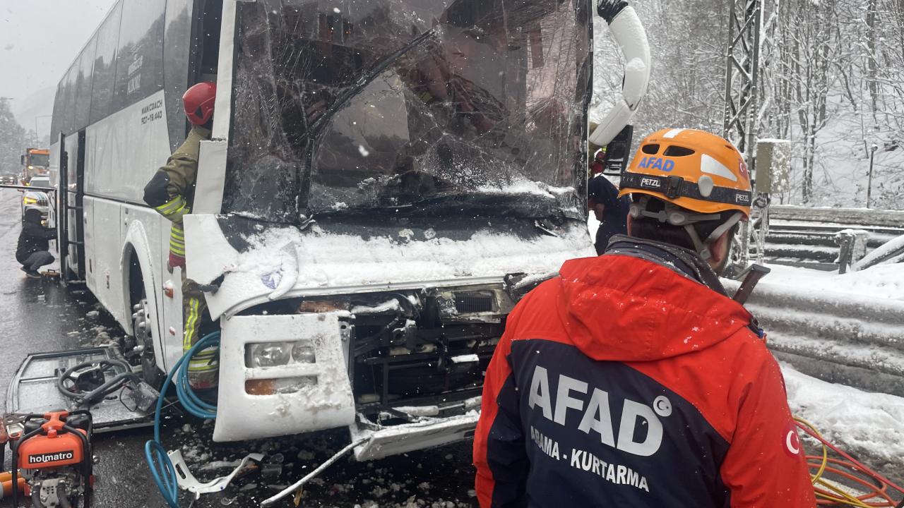 Bolu Dağı Tüneli yakınında otobüs tıra çarptı: 1 yaralı