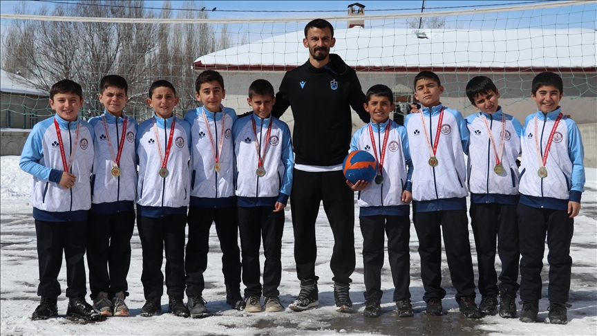 Ağrı'da köy okulunun Selçuk Öğretmeni 7 yıldır öğrencilere spor sevgisini aşılıyor