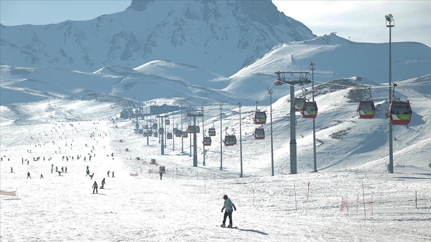 Erciyes Kayak Merkezi'nde pist dışındaki alana çığ düştü