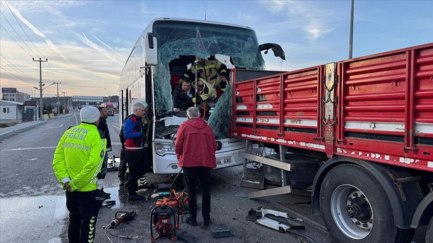 Kütahya'da yolcu otobüsünün tıra çarptığı kazada 14 kişi yaralandı