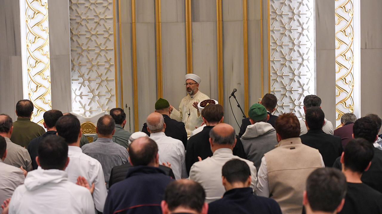 Ali Erbaş, Ankara Ahmet Hamdi Akseki Camii’nde teravih namazı kıldırdı