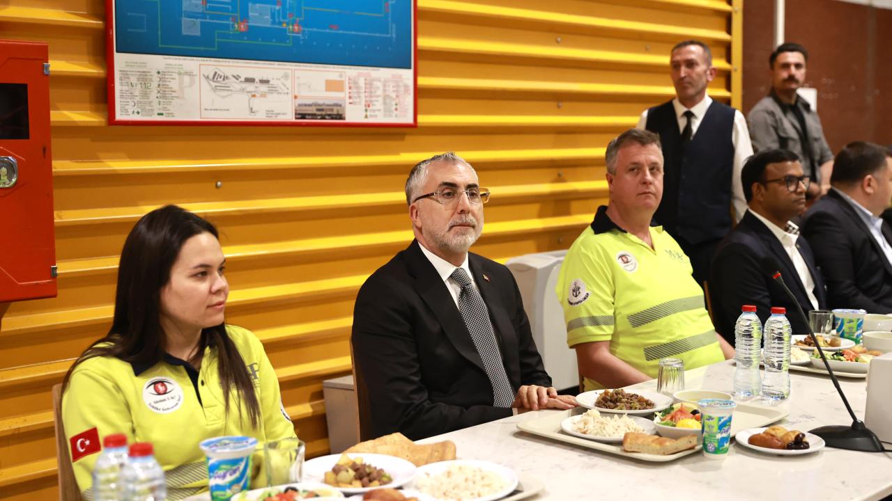 Bakan Işıkhan, Mersin'de liman işçileriyle iftarda buluştu