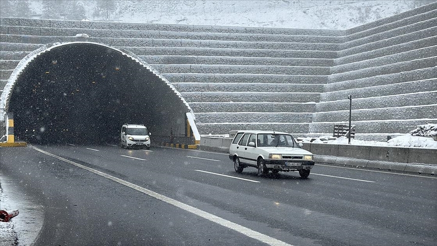 Bolu Dağı'nda kar ve sis etkili oldu