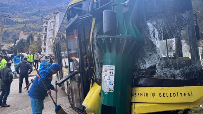 Bursa'da aydınlatma direğine çarpan halk otobüsündeki 8 kişi yaralandı