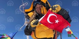 Dağcı Gülnur Tumbat Everest’in zirvesinde!