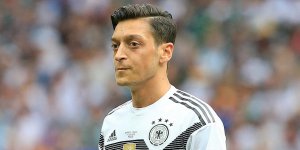 Alman taraftarlardan Mesut Özil'e destek