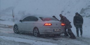 Erzincan'da kar yağışı ulaşımı olumsuz etkiledi