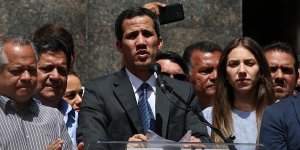 Guaido, Maduro'yu devirebilmek için askerlerle görüşüyor