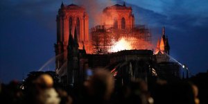 Notre Dame Katedrali'ndeki yangın söndürüldü!