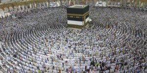 Yüz binlerce hacı adayı cuma namazını Mescid-i Haram'da kıldı