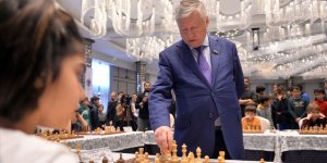 Büyük Usta Karpov 10 sporcuyla aynı anda satranç oynadı