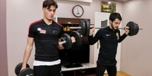 Eskişehirspor'un Altunbaş kardeşleri evlerini spor salonuna çevirdi