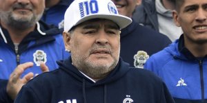 Arjantinli efsane futbolcu Maradona hayatını kaybetti!