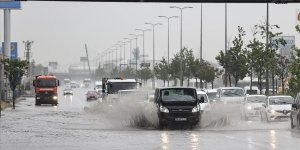 Başkentte şiddetli yağış ve fırtına ağaçları devirdi, su baskınlarına neden oldu