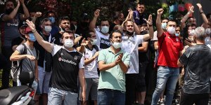 Beşiktaşlı taraftarlar Sergen Yalçın'ın evinin önünde toplandı