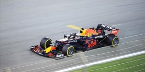 Formula 1'de ilk kez düzenlenen sprint yarışını Max Verstappen kazandı