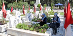 'Şehitliklerde Hüzünlü Bayramlaşma'