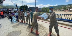 Ayancık Köprüsü'nde yardım için insan zinciri oluşturuldu