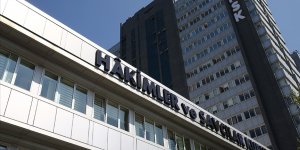 HSK, davasına baktığı sanıkla fotoğrafları basına yansıyan mahkeme başkanını açığa aldı