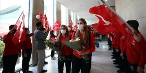 Olimpiyat şampiyonu Golbol Kadın Milli Takımı Ankara'da çiçeklerle karşılandı