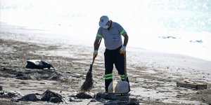 Mersin sahillerinde Suriye kaynaklı petrol sızıntısına ilişkin temizlik çalışmaları devam ediyor