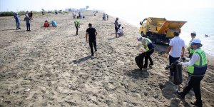 Mersin ve Hatay sahillerinde Suriye kaynaklı petrol sızıntısının temizlik çalışmaları sürüyor