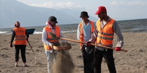 Hatay sahillerinde Suriye kaynaklı petrol sızıntısının temizlik çalışmaları sürüyor