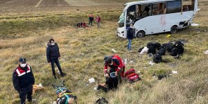 Kastamonu'da polis servisinin devrilmesi sonucu 12 polis yaralandı