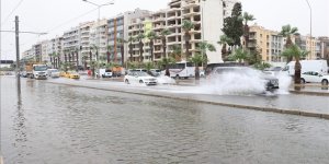 İzmir'de şiddetli fırtına nedeniyle deniz taştı!