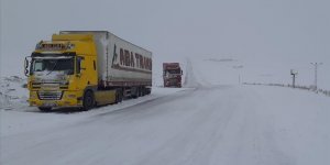 Tunceli-Erzincan kara yolu yoğun kar nedeniyle tır geçişlerine kapatıldı