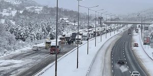 Anadolu Otoyolu'nun Bolu kesiminde kar nedeniyle Ankara yönüne ulaşım sağlanamıyor