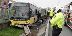 İstanbul'da bariyerlere çarpan İETT otobüsündeki 4 kişi yaralandı