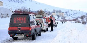 Yolu kardan kapanan köyde zehirlenen anne ve 5 çocuğuna paletli ambulansla ulaşıldı