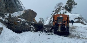 Zonguldak-İstanbul kara yolunda heyelan ulaşımı aksatıyor