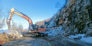 Zonguldak-İstanbul kara yolunda heyelan ulaşımı aksatıyor