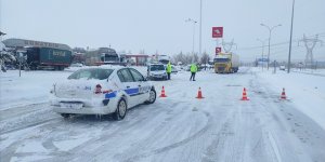 Konya'yı çevre illere bağlayan kara yolları ulaşıma kapandı