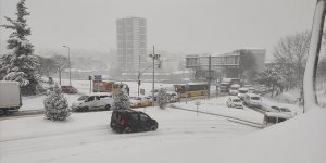 İstanbul'da toplu taşıma araçları ve otomobiller karlı yollarda kaldı