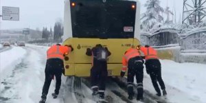 İstanbul'da rampayı çıkamayan İETT otobüsünü belediye ekipleri itti