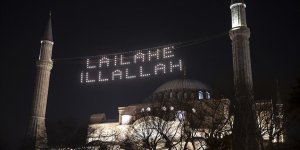 Ayasofya-i Kebir Cami-i Şerifi'ne Kelime-i Tevhid yazılı mahya asıldı