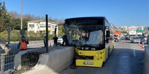 İETT otobüsü Avcılar gişelerinde beton bariyere çarptı!