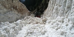 Kaçkar Dağları'ndaki yayla yollarında ekipler bayram öncesi kar mesaisinde