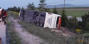 Afyonkarahisar'da yolcu otobüsünün devrilmesi sonucu 27 kişi yaralandı