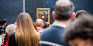 Paris'te sergilenen Mona Lisa tablosuna pastalı saldırı