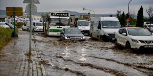 Eskişehir'de dolu ve sağanak nedeniyle oluşan su birikintilerinde araçlar mahsur kaldı