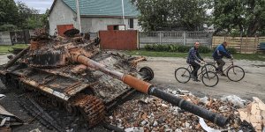 Ukrayna'daki çatışmalarda enkaza dönen Zahaltsi köyünde savaşın izleri silinmeye çalışılıyor