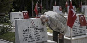 Şehit yakınlarından Babalar Günü'nde şehitlik ziyareti