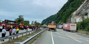 Artvin'de kara yolundaki tırların üzerine kaya düşmesi sonucu 1 kişi öldü