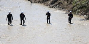 Düzce'de sele kapılan kepçe operatörünü arama çalışmaları sürüyor